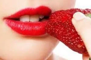 memerahkan bibir