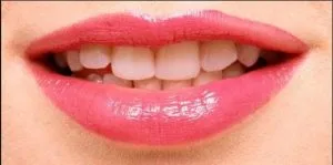 memerahkan bibir