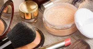 Perbedaan bedak padat dan bedak tabur
