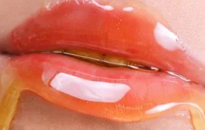 memerahkan bibir