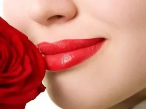 memerahkan bibir