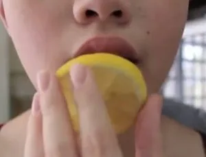 memerahkan bibir